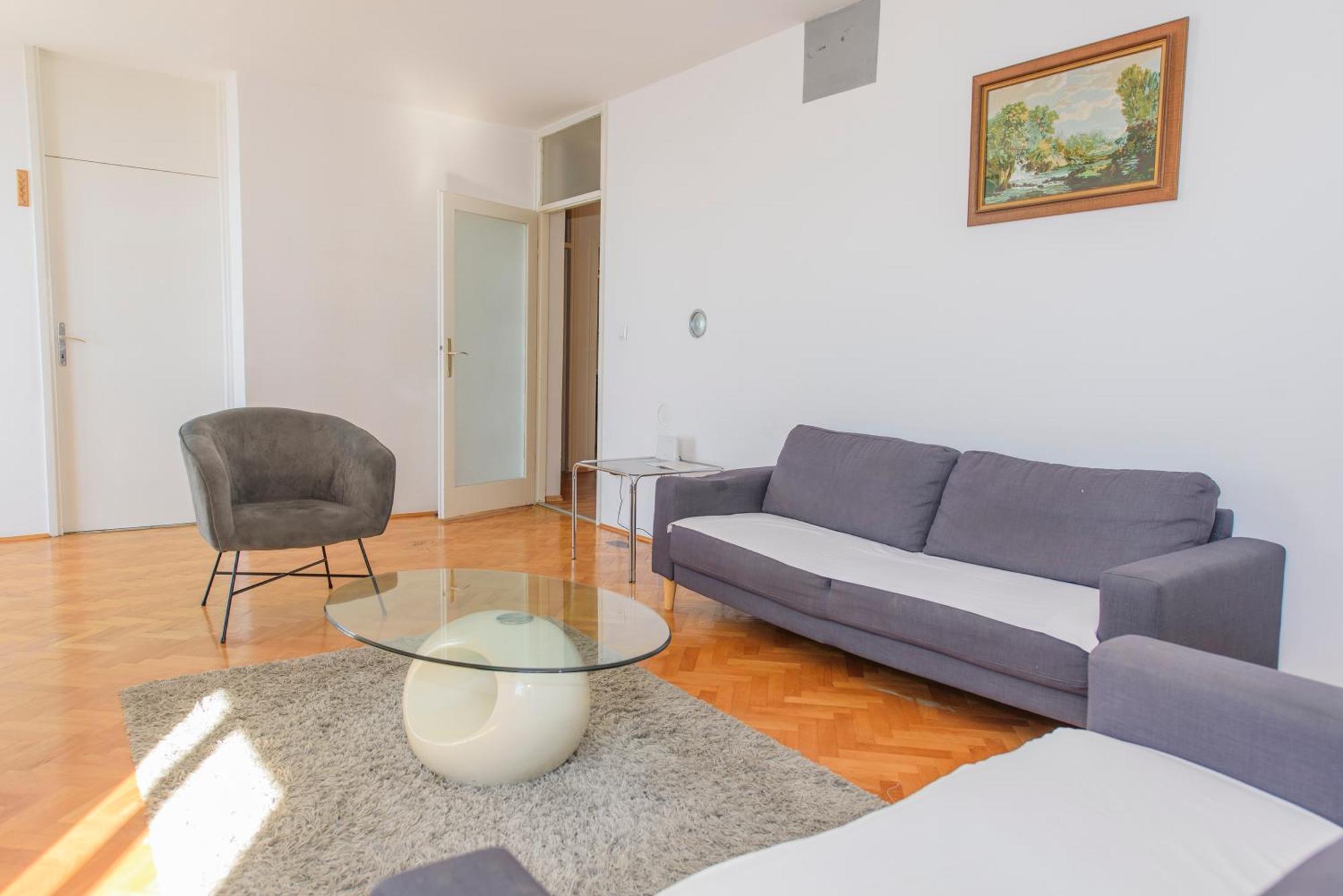 אומיס Sunny Apartment מראה חיצוני תמונה